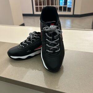Sneakers NEW Women’s Fila Make a statement! Comfy, no flaws,great look! 8 1/2